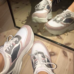  - Sneakers i en mycket populär design. Vita, med fina gråa och dammrosa detaljer i fake- mocka. Bara burna en kväll, de är så gott som nya. Nypris= 650kr 🌸💕