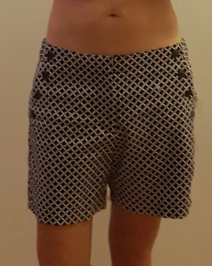 Shorts från Tommy Hilfiger  - Blå/vit/röda shorts från Tommy Hilfiger. Knappar vid fakefickorna och dragkedja som gylf. Använda 2 ggr så i nyskick. Säljes för att de är för stora. Stl 8 från USA vilket motsvarar stl 38 eller M i sverige. 