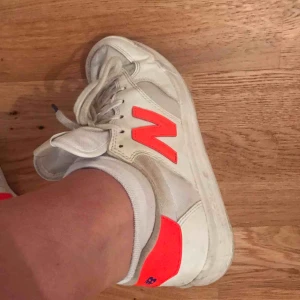  - Säljer mina råsnygga sneakers från New balance då de ALDRIG används och använde dom fåtal gånger för 2 år sedan, så de har samlat på sig lite damm men det går att tvätta bort enkelt😁 350kr exkl. frakt 