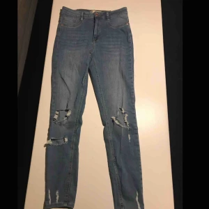  - Oanvända ”Molly”-Jeans från Gina Tricot. Väldigt stretchiga, ripped. 