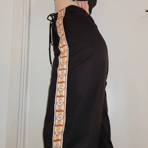 Lotto trackpants  - Inte bara snygga utan även sköna byxor från märket Lotto.
