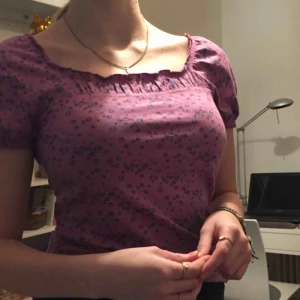  - Fin blus med cool urringning, storleken är S men jag har oftast M och den passar mig. Köparen står för frakten 