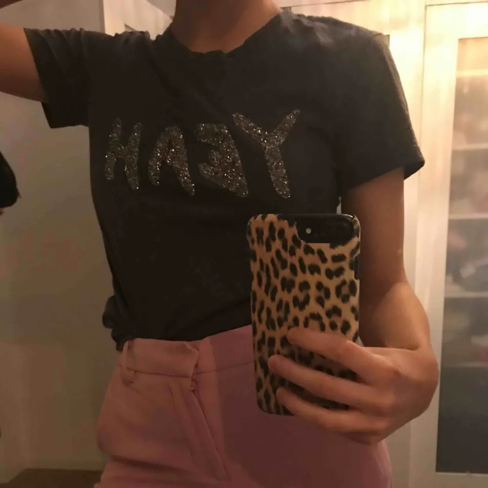 T-shirt från H&M, strl XS, använd ca 3 gånger, nypris 100kr! 🦋💕. T-shirts.