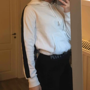  - Vit hoodie med svart rand på ärmen från h&m, bra skick använd fåtal gånger☺️🌟