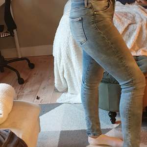 Ljusblåa jeans från H&M, sitter jättebra! Har lite slitningar på bakfickan. Storlek xs/S 40kr Frakt tillkommer. Om du inte är nöjd med priset så skriv! Betalning sker via swish