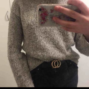  - En sjukt fin swether för billig pris, passar bra med svarta jeans, är 6månader gammal men sparsamt använt!! Och så skön! Köparen står för frakt:)