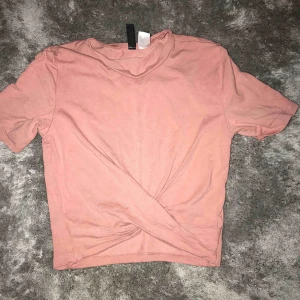  - En jätte fin och skön tröja från hm med bra kvalite och en knut