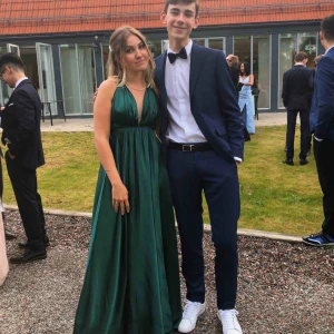  - Säljer min superfina balklänning. Den är verkligen så vacker men bilderna gör den inte rättvisa eftersom det var molnigt på min bal Köpt för 2000kr och sydd efter min längd, jag är 170 men den är lite för lång.