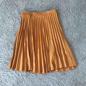  - Helt oanvänd gul kjol från mint & berry💕 På mig som är 157 cm lång går den ungefär till knäna:)