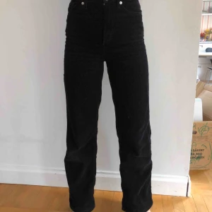  - Säljer dessa super fina manchesterbyxor🥰 de är i storlek 32 men passar även mig som är en 34:a så skulle säga storlek 32-34. De är i väldigt fint skick men har använts mycket.  Nypris: 350kr mitt pris: 50 + frakt