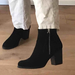  - Svarta boots i jättefint skick! Använda två ggr och sitter superbra🤝