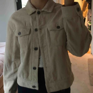  - Trendig Manchester skjorta/jacka, perfekt till våren! Fint skick och funkar till allt. Storlek S, säljer pga att den inte kommer till användning 💕