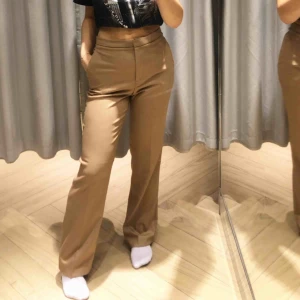  - Oanvända beige kostymbyxor från hm, sitter superbra! Går hela vägen ner på mig som är 164<3