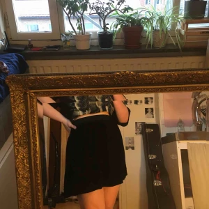 SVART VELVET-KJOL - Svart kjol i krossat sammet från Monki🖤