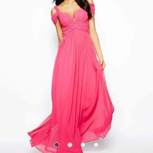  - Oanvänd klänning från forever unique. Storlek 34. Nypris 2600kr.