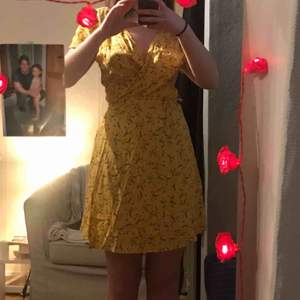 Jätte gullig gul klänning från hm, osäker på storlek då jag klippt bort lappen där bak, men passa på mig som är S. Möts upp på gröna linjen i stockholm och tar kontant eller swish!
