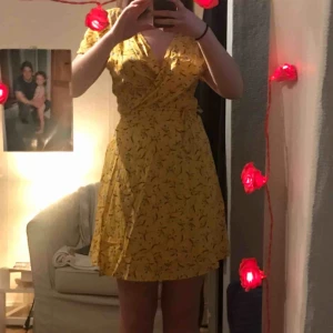  - Jätte gullig gul klänning från hm, osäker på storlek då jag klippt bort lappen där bak, men passa på mig som är S. Möts upp på gröna linjen i stockholm och tar kontant eller swish!