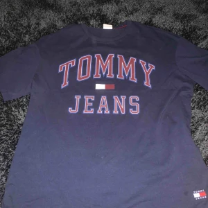  - Tommy t-shirt  Bra skick  Kan posta 