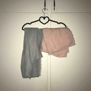  - Två sjalar, 50kr styck 