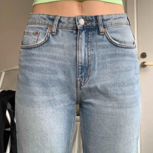  - Jättefina jeans i modellen Voyage från Weekday. Använda några få gånger. Möts upp i Malmö eller skickas mot frakt 🌹 OBS katt finns i hemmet. 