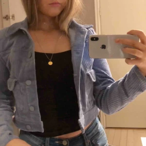  - skit snygg manchester jacka, perfekt till sommaren, modellen är rätt kort vilket gör den hur snygg som helst! aldrig använd och lappen är kvar. nypris: 400kr 