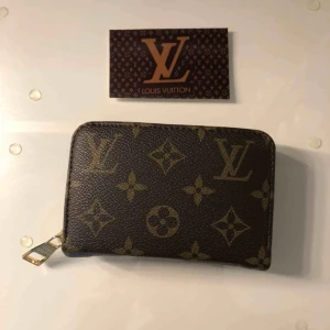  - helt ny plånbok med kart  oäkta men bra kvalitet