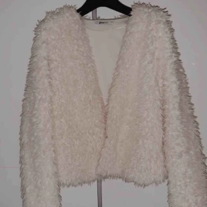  - Fluffig och mysig krämvit kofta🌸