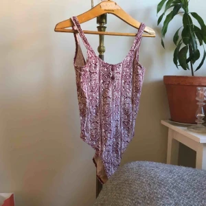  - Söt mönstrad body i storlek XS. Super fin men använder inte den längre💝 ingen knapp vid nedre delen så inget som skaver osv super skön