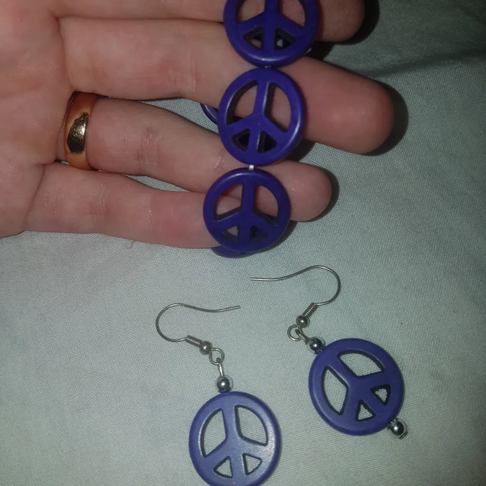 Armband med matchande örhängen med peacetecken (materialet är från Mexiko) som jag gjort själv. Accessoarer.