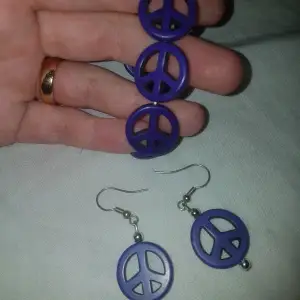 Armband med matchande örhängen med peacetecken (materialet är från Mexiko) som jag gjort själv
