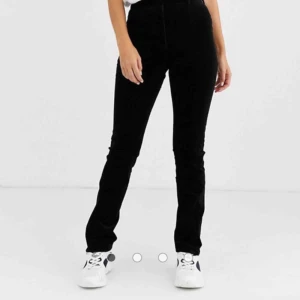  - så fina kostymbyxor från weekday 🥺🥺🥺 dom är i Manchester med dragkedjor nedtill så man kan ha slits om man vill :) säljer då dom är för små på mig, jag är 168 och dom är perfekt längd 💖💖💖 helt oanvända!!