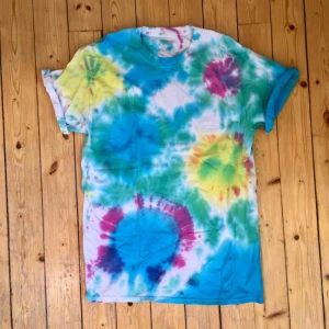  - T-shirt i batikmönster. Herrmodell storlek M.går såklart att rulla ner ärmarna.