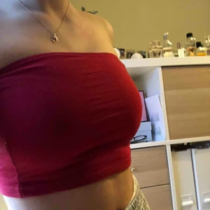  - Väldigt söt bandeau top från Hollister. Sitter väldigt bra. Pris kan diskuteras vid snabb affär :)