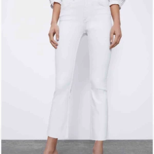  - Ett par jättefina but cut jeans från zara. Passar till allt och är super fina till sommaren. Dem är i storlek 32 med passar mig som är 34-36. Köparen står för frakten och emballage 