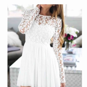  - Säljer denna helt fantastiska vackra studentklänning då den tyvärr var för stor. Den är köpt här på plick och aldrig använd, lappen finns kvar. Gratis frakt! 