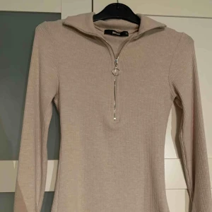 - Superfin beige tröja från Bikbok i storlek ex S. Fint skick. Pris 60 kr