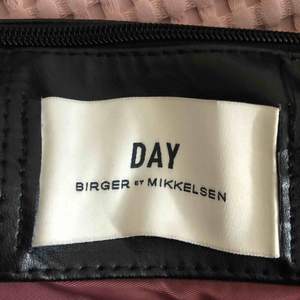 Day Birger väska som är lila väldigt passande för träningen eller ba en väska med saker att ha i.