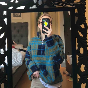  - Mysig zip up sweater med teddy material. Passar mig som brukar ha S eller M i tröjor. Helt ny, aldrig använd🐻💙