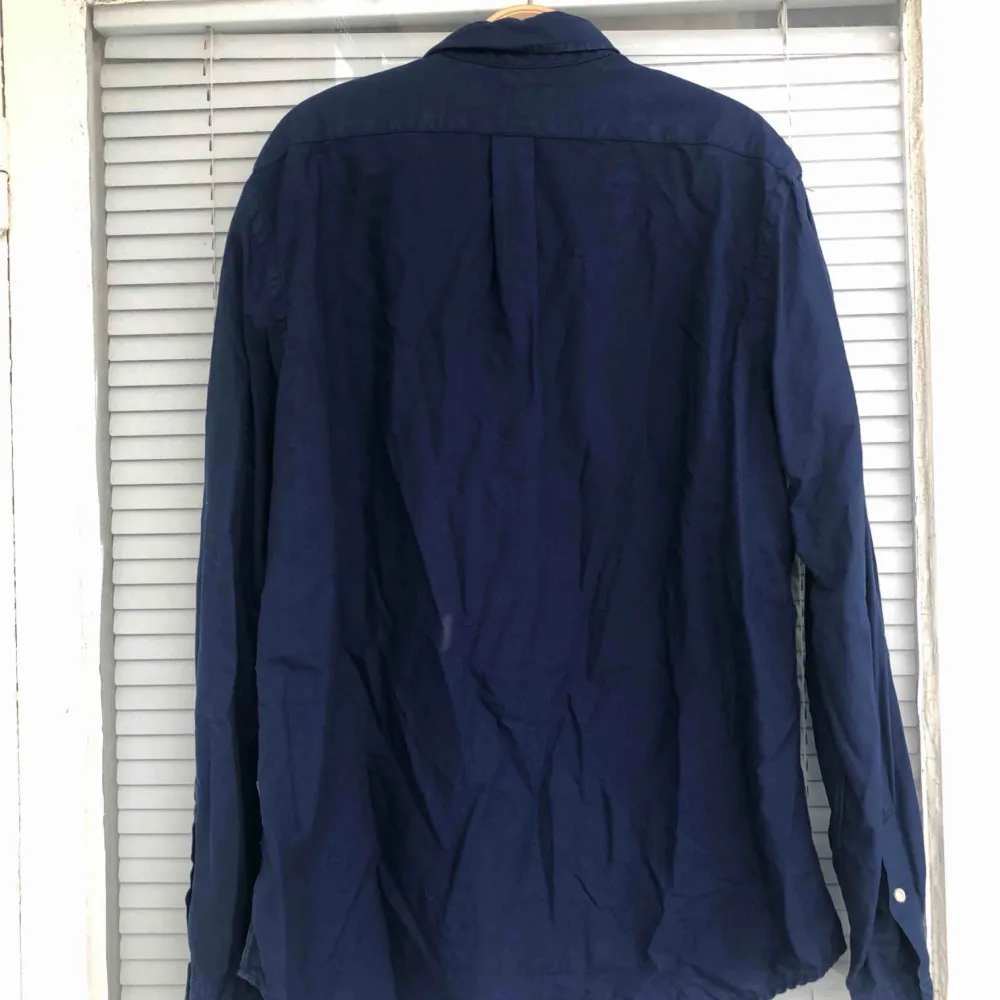 En nästintill oanvänd Ralph Lauren skjorta säljes. Strl: XL (slim fit), givetvis äkta.  Vid skickad vara, tillkommer det frakt på 55kr. Bildbevis samt kvitto skickas även.. Skjortor.