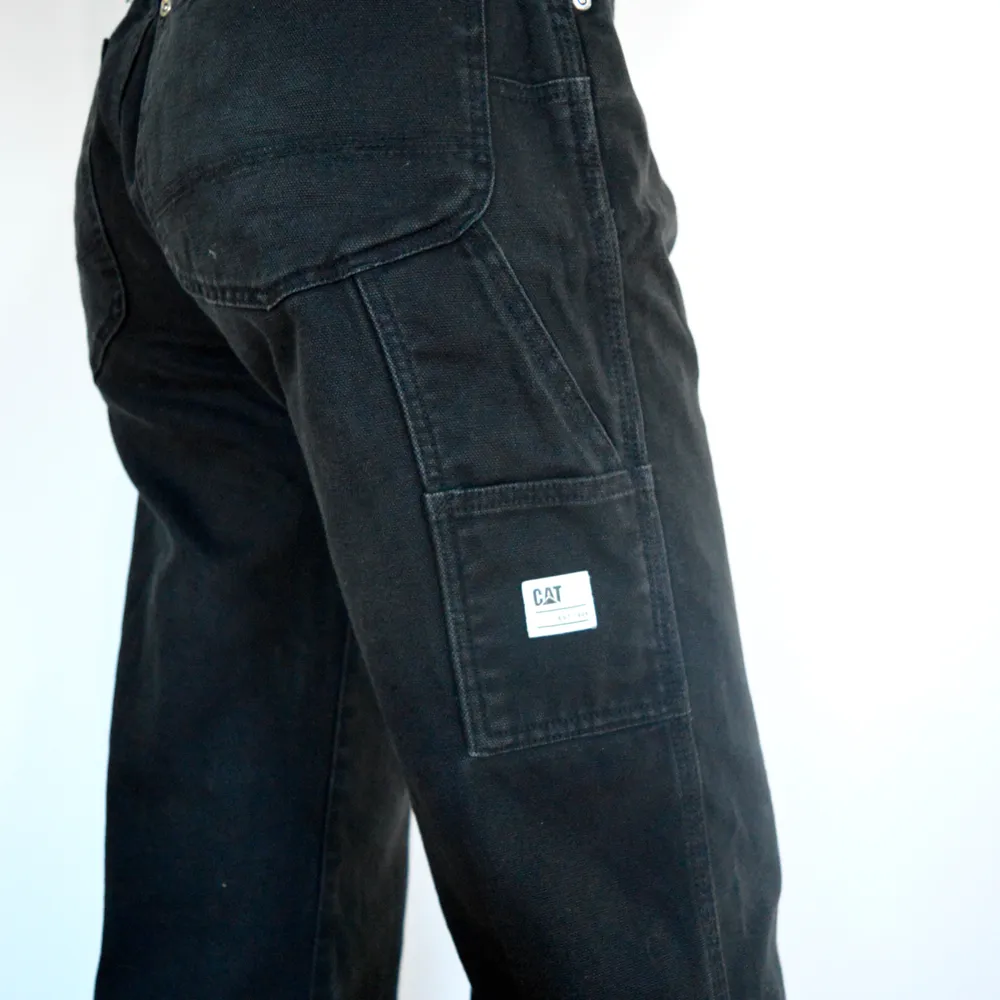 +50 kr frakt! Supercoola byxor i ett jeansliknande material de är stora benen men sitter perfekt i midjan! (de har sytts in). De massor med fickor! Skriv om du har frågor!👖. Jeans & Byxor.