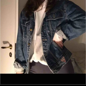  - Skit snygg vintage jeansjacka, väldigt fin och klassisk jeansjacka från Guess. Skit bra skick, mörkblå storlek M men passar s också beroende på om du vill ha oversized. Säljer för har 2 jeansjackor. Kund står för frakt