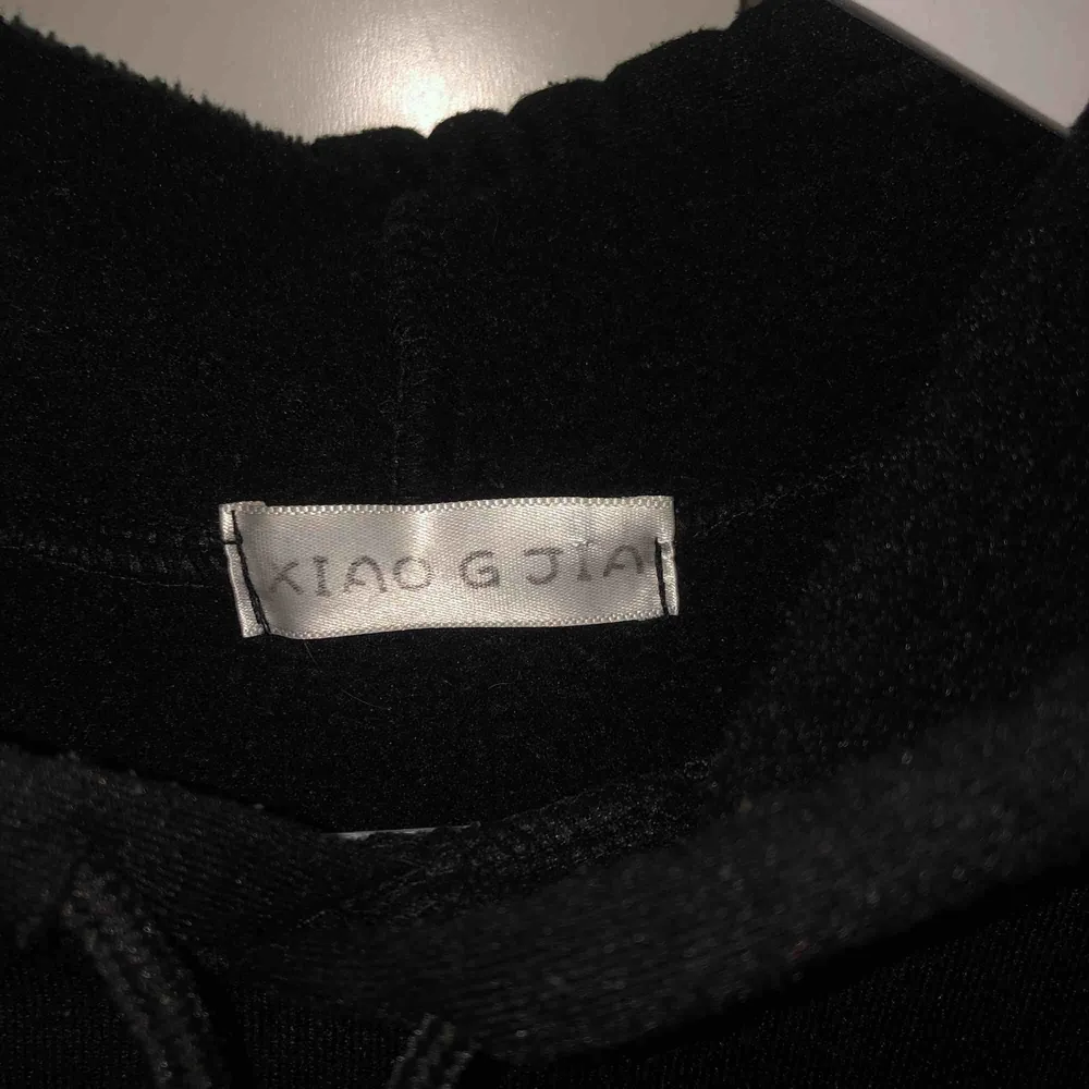 En snygg och fräsh hoodie köpt på plick tidigare. Säljs pga för liten för mig som är en M. Möts i Stockholm eller fraktar. Okänt märke!. Hoodies.
