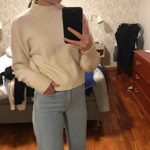  - Söt vit stickad tröja ifrån &other stories!! Använd men fortfarande jättefin!🤩🤩🤩stkl S men passar även M