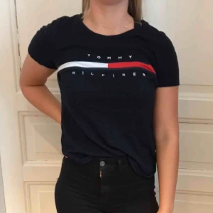  - Skitsnygg Tommy Hilfiger t-shirt, passar upp till en M