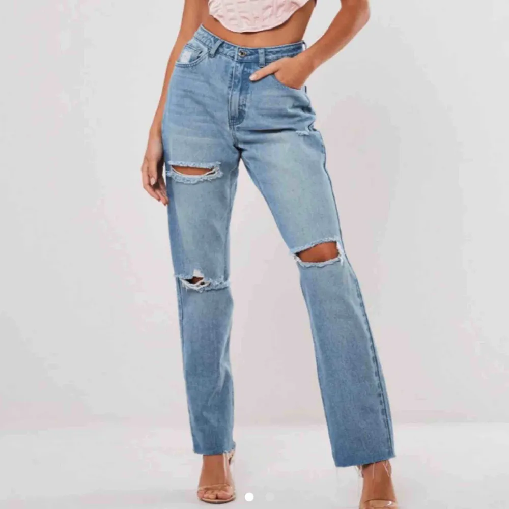 Fräscha jeans från missguided. Tyvärr är de för stora för mig då jag egentligen är en 34. Många intresserade så högst bud vinner. Frakt: 59kr. Jeans & Byxor.