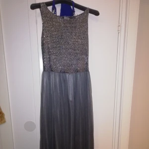 balklänning grå med glitter - fin balklänning, grå färg med glitter, passar M och L