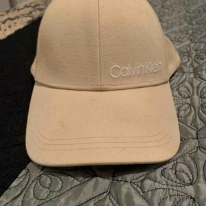  - Fin calvin klein keps köpte den på Calvin klien Använt två gånger Nypris är 500kr tror jag.