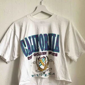  - Vintage T-shirt. Storlek L, sitter snyggt oversize på mig som är S-M. 