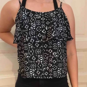  - Älskar denna, men e för liten. Sitter snyggt på och passar upp till en M