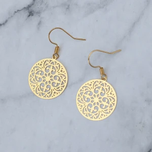 Mandala örhängen  - Fina guldfärgade örhängen med mandalaberlock. Nickelfria. Obs! De är inte orangea som på bilden, Photoshop ändrar färgerna för mig 🙃 11:- i frakt, fri frakt vid köp över 100:-.